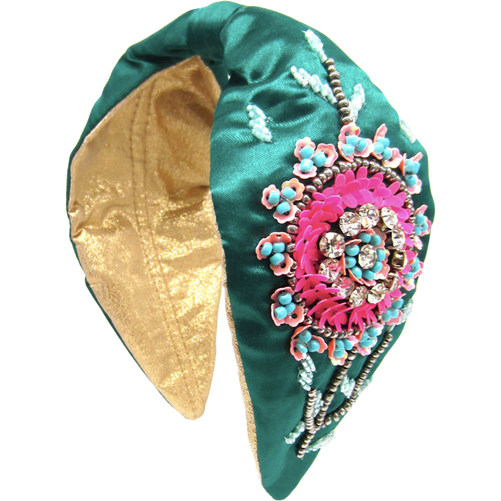 Fashionable women’s headband adorned with exquisite silk flowers, suitable for special occasions or everyday wear.
