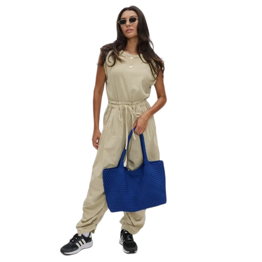 Fashionable blue tote bag with basketweave pattern, spacious and perfect for summer days.