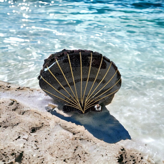 Hair clip adorned with shimmering glitter and an elegant black seashell design, offering a touch of coastal glam to your everyday style.