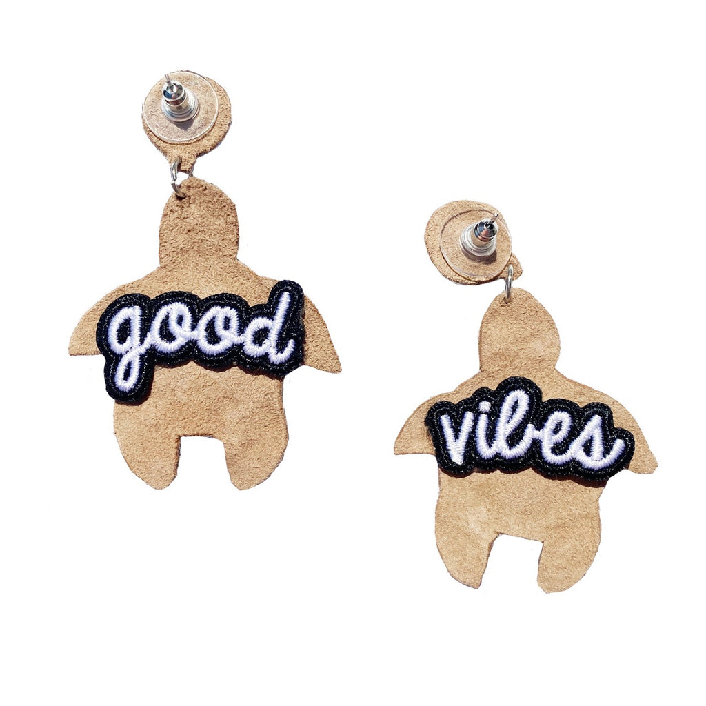 Turtle-shaped earrings adorned with aquamarine beads, pearls, and a "Good Vibes" patch, ideal for beach lovers.