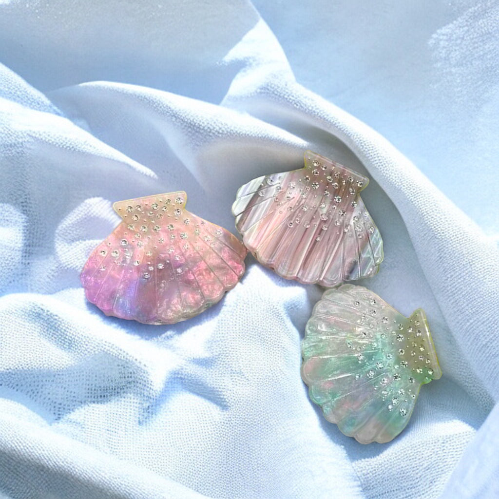 Mermaid-inspired hair clips with an iridescent finish, ideal for beachy or elegant hairstyles.