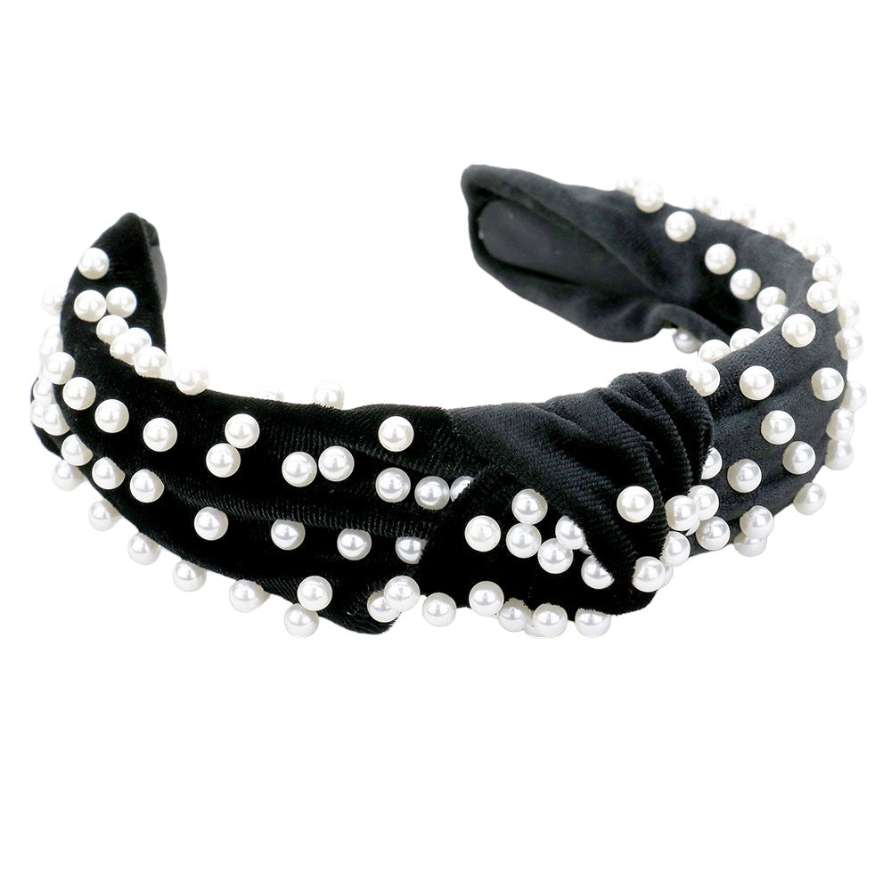 Elegant noir headband with genuine pearl embellishments, perfect for adding a touch of sophistication to any outfit.