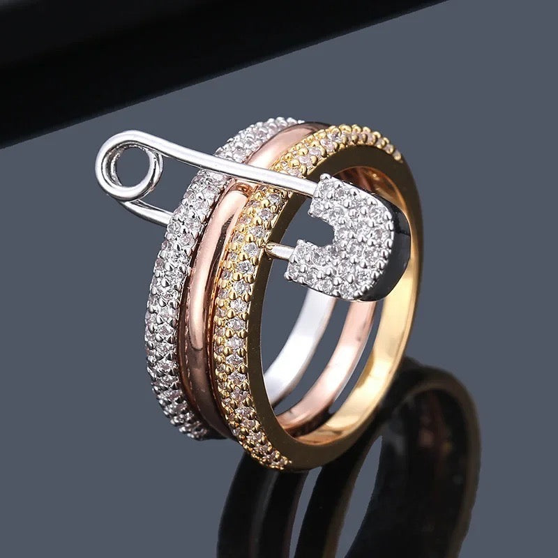 Trendy fashion ring with sparkling details